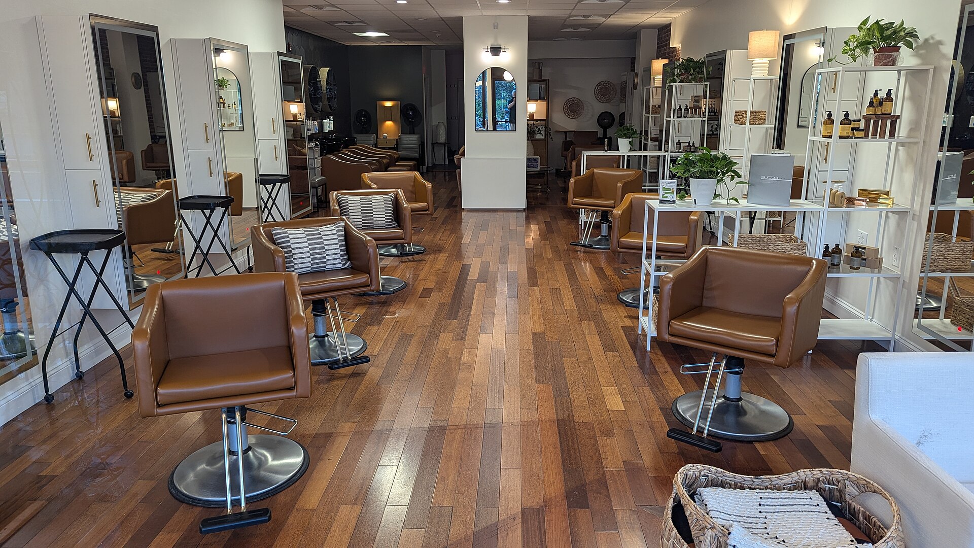A wider view of the salon floor